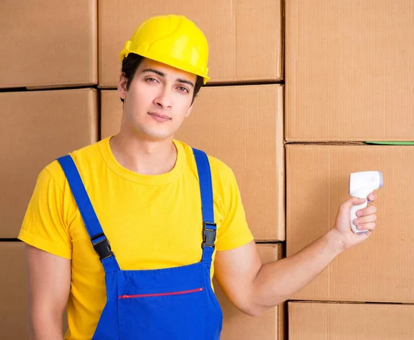 Homem empreiteiro que trabalha com caixas de entrega — Fotografia de Stock