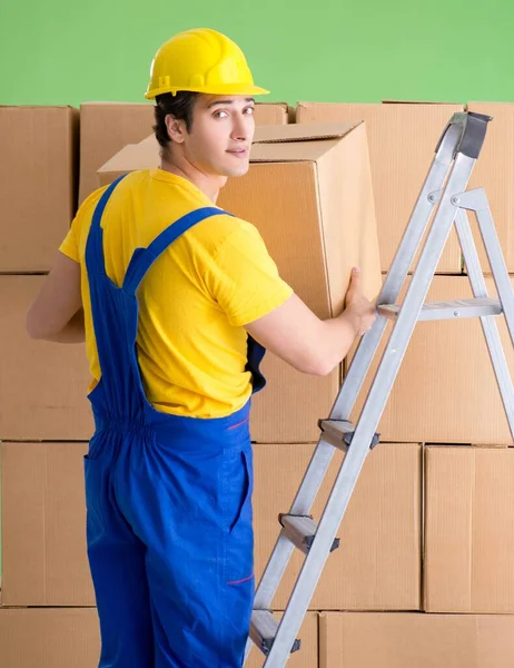 Mann arbeitet mit Boxen-Lieferung — Stockfoto