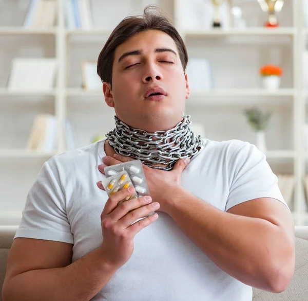 Il giovane che soffre di mal di gola — Foto Stock