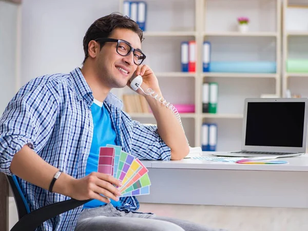 Giovane designer che lavora su un nuovo progetto e sceglie i colori — Foto Stock