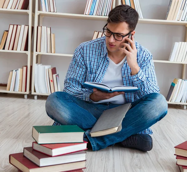 Mladý student studující s knihami — Stock fotografie