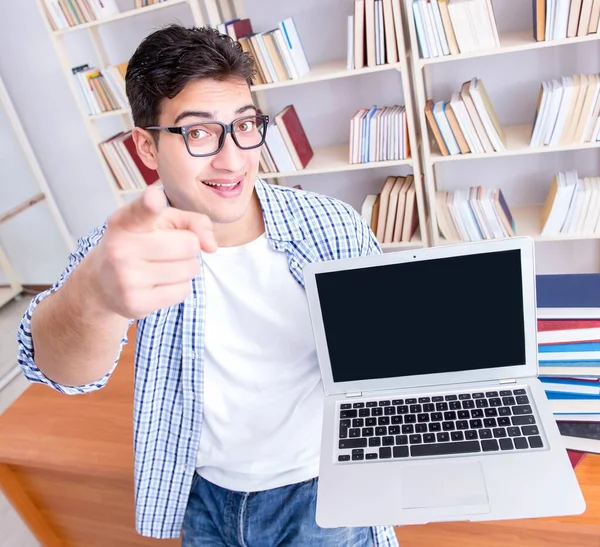 Ung student med böcker förbereder sig för tentor — Stockfoto