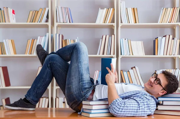 Joven estudiante tomando un descanso y quedarse dormido —  Fotos de Stock