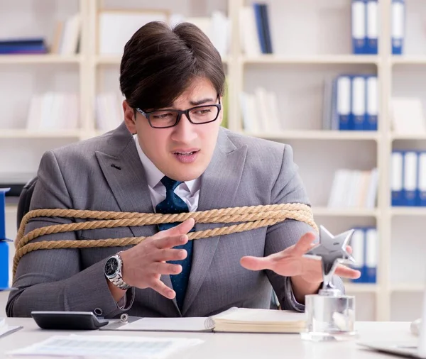 Geschäftsmann im Büro mit Seil gefesselt — Stockfoto