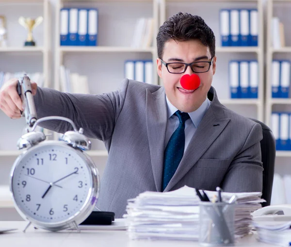 Ofiste çalışan palyaço işadamı sinirli bir...