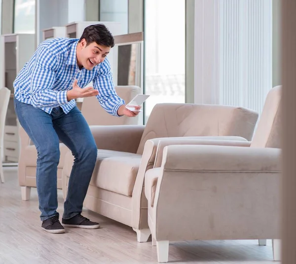 Hombre joven de compras en tienda de muebles —  Fotos de Stock