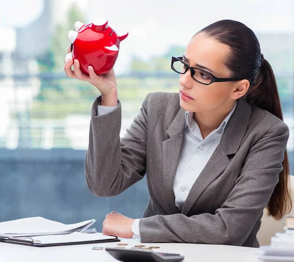 Bankrupt broke businesswoman with piggy bank — Stock Photo, Image