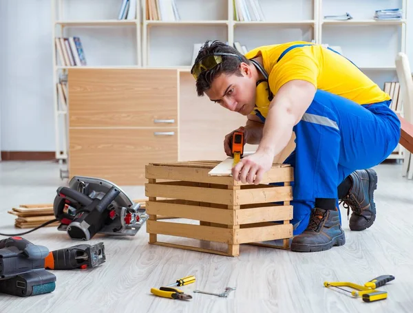 Reparationssnickare som arbetar med planka och mät av trä — Stockfoto