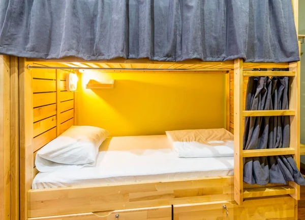 Кровати в общежитии расставили по комнатам — стоковое фото