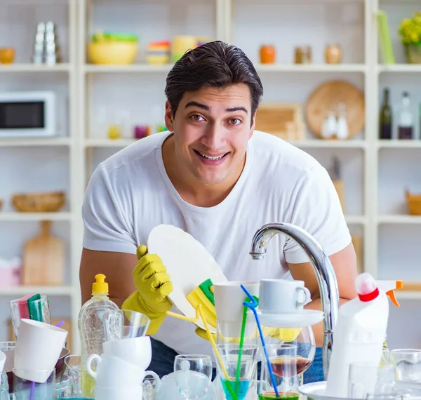 Man geniet van gerechten wassen klusjes thuis — Stockfoto