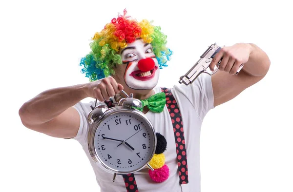 Payaso divertido con un reloj despertador aislado sobre fondo blanco — Foto de Stock