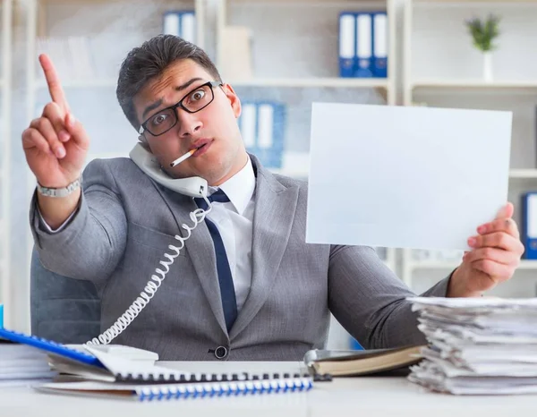 Empresário fumando no trabalho no escritório segurando uma mensagem em branco bo — Fotografia de Stock