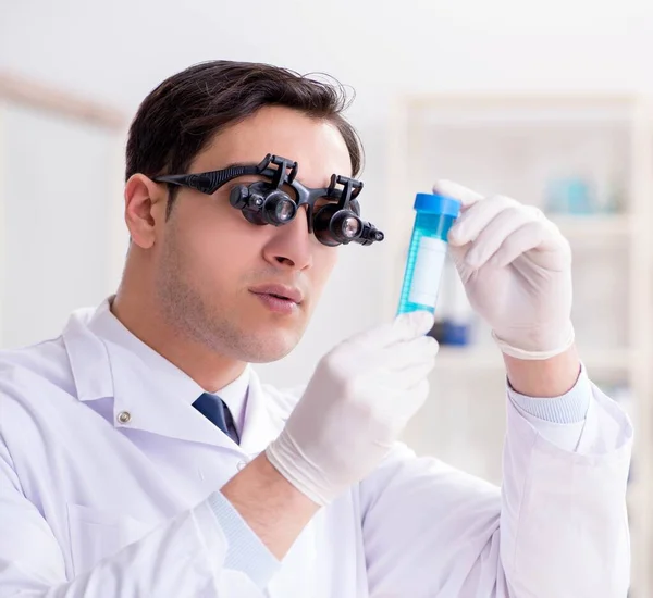 Young chemical scientist working in lab — Stock Photo, Image