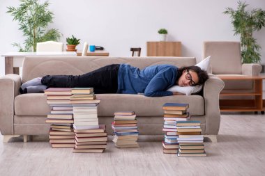 Evde sınava hazırlanan genç bir erkek öğrenci.