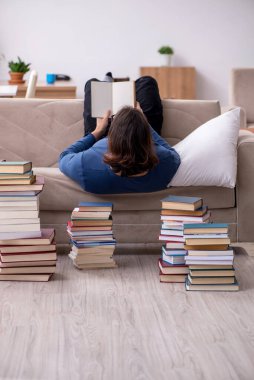 Evde sınava hazırlanan genç bir erkek öğrenci.