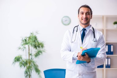 Klinikte çalışan yakışıklı genç bir doktor.