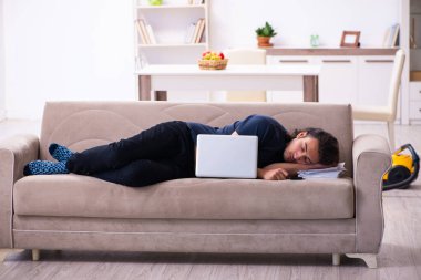 Evden çalışan genç bir adam.