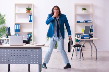 Erkek çalışan doğrudan yataktan işe geliyor.