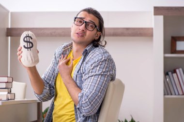 Genç erkek öğrenci sınava evde hazırlanıyor.