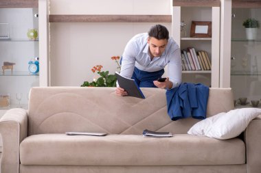 Evde çalışan genç bir erkek.