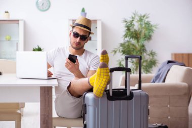 Genç adam evden ayrılmaya hazırlanıyor.