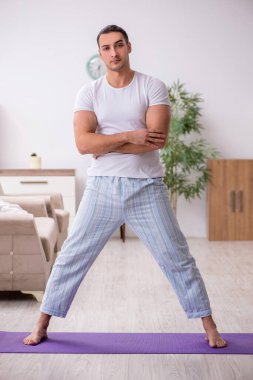 Genç erkek güne sabah egzersizleriyle başlıyor.