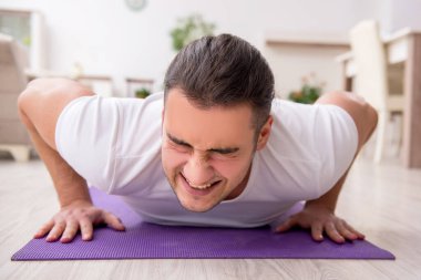 Genç erkek güne sabah egzersizleriyle başlıyor.