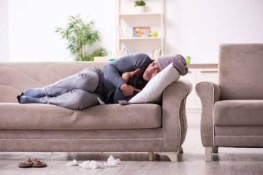 Genç adam evde acı çekiyor.