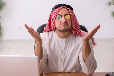 Ofiste çalışan genç bir Arap erkek.