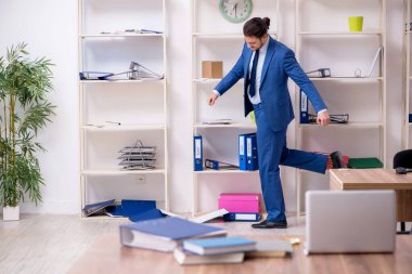 Genç bir erkek işçi aşırı işten memnun değil.