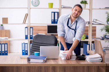 Genç bir erkek işçi aşırı işten memnun değil.