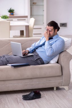 Evden çalışan yorgun işadamı