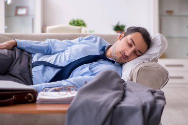 Evden çalışan yorgun işadamı