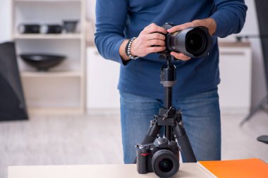 Stüdyoda çalışan genç bir fotoğrafçı.