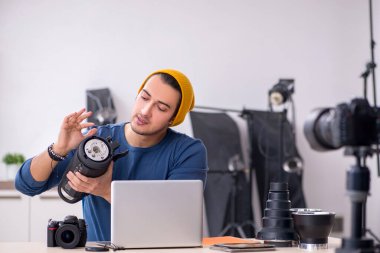 Genç erkek fotoğrafçı bloğu için video kaydediyor.