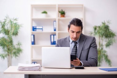 Tekerlekli sandalyede çalışan genç bir erkek.