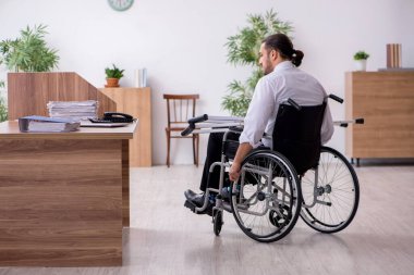 İş yerinde acı çeken genç engelli çalışanlar