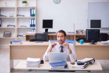 Genç bir erkek işçi aşırı işten memnun değil.