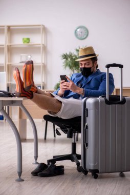 İş adamı salgın sırasında geziye hazırlanıyor