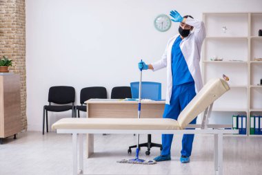 Genç erkek müteahhit salgın konseptinde dezenfekte kliniği