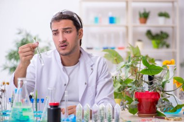 Laboratuvarda çalışan genç bir kimyager.