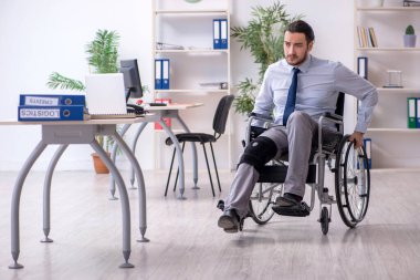 Ofiste çalışan genç bacağı yaralı bir çalışan.