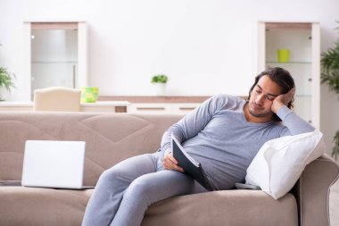 Evden çalışan genç bir işçi.