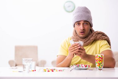 Genç adam evde acı çekiyor.