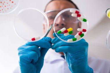 Laboratuvarda çalışan genç bir eczacı.