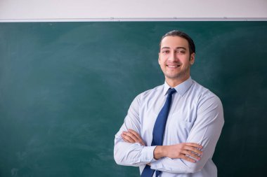 İş sunumu konsepti genç adam çalışanı