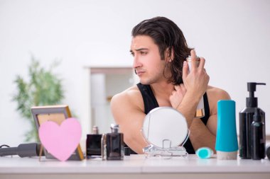 Genç yakışıklı adam randevuya hazırlanıyor.