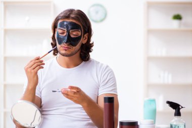 Genç erkek kozmetikçi blogu için video kaydediyor.