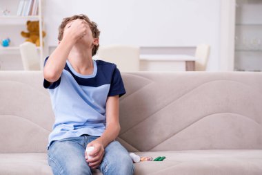 Sorunlu genç çocuk intiharı düşünüyor.