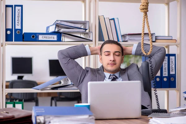 Jonge mannelijke werknemer pleegt zelfmoord op het werk — Stockfoto